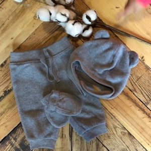 Old Navy set of pants, gloves and hat